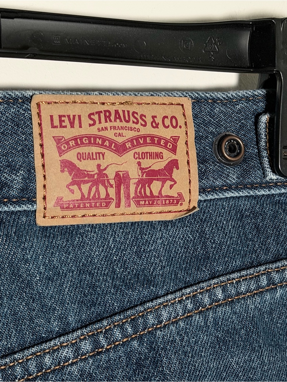 Levi's Women's Cinch Waist Barrel Jeans - Picture 2 of 15